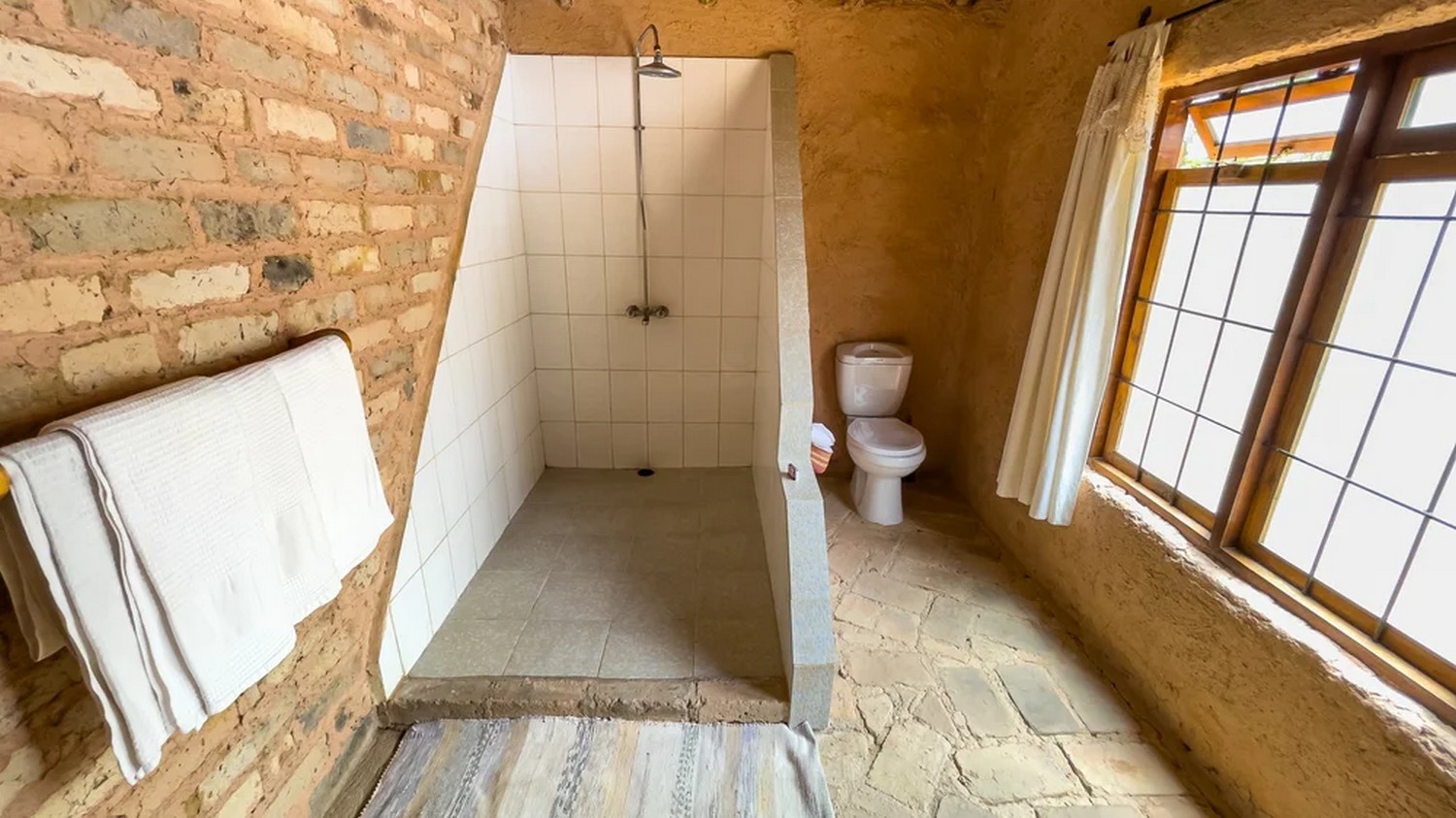 Kisolanzi Farm Cottage Bathroom