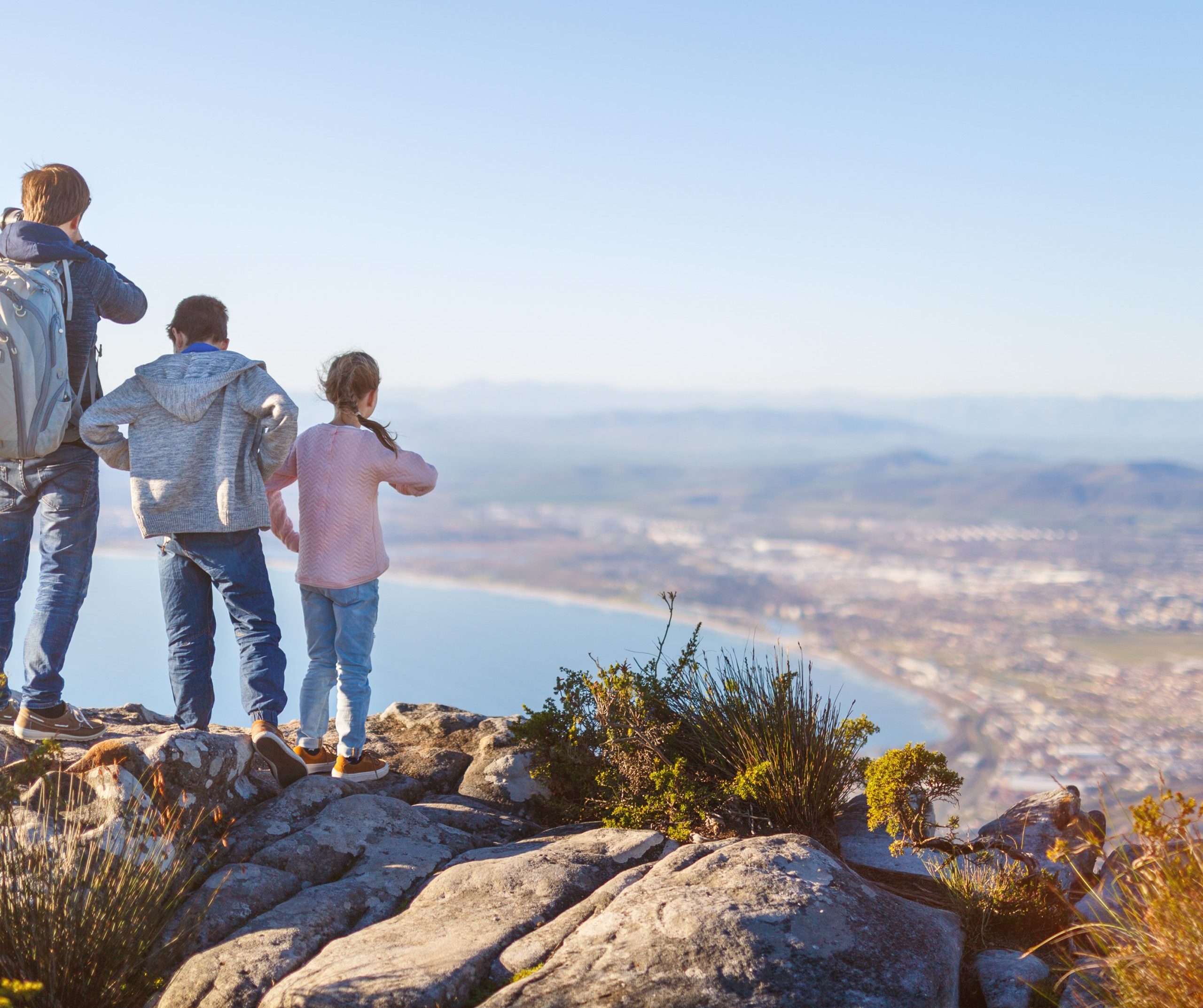 cape-tow n-from-signal-hill-three-children-overlook-city