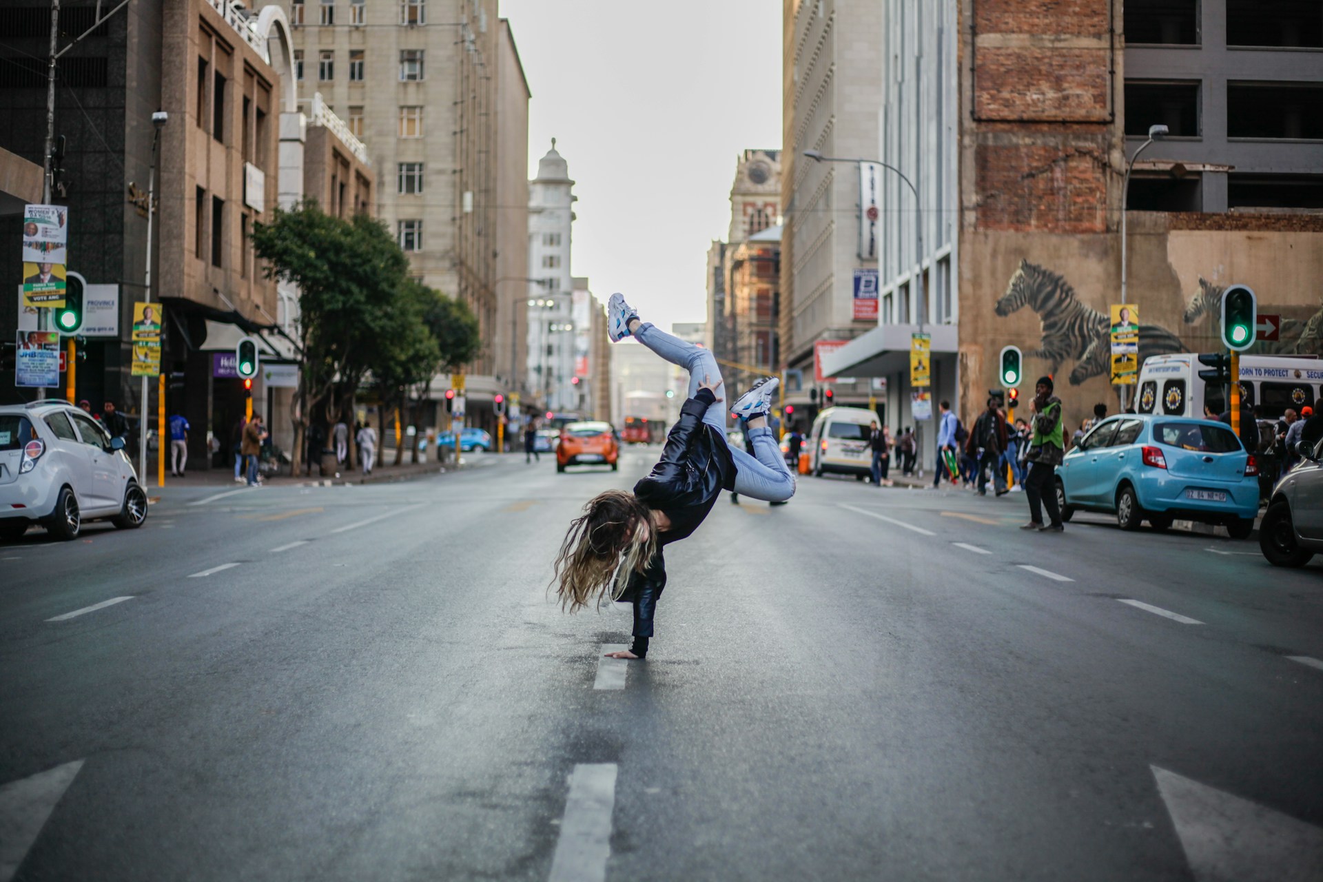 Breakdancer in middle of street in Johannbesburg